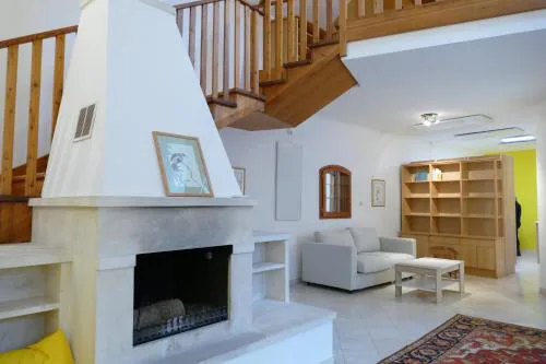 Traumhafte Maisonnette mit Kamin