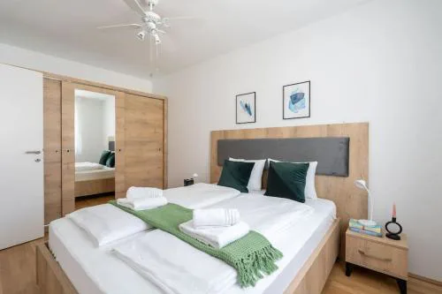 Trendy 1BR, Direct City Access by HM
