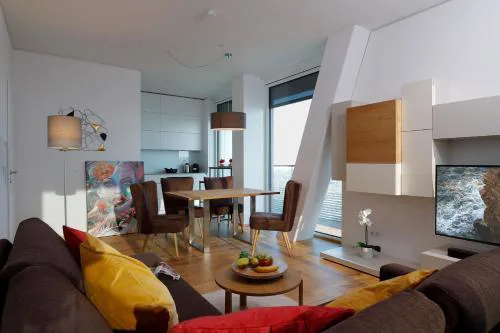 Triiiple Suites Level 21 mit Balkon und Tiefgarage