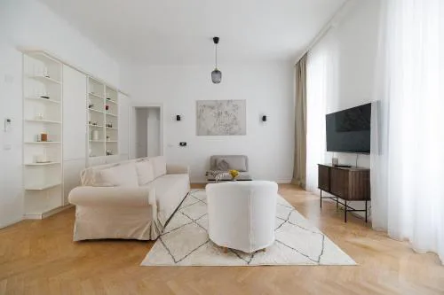 Ultra Spacious 3-Bedroom 3-Bath Steps from Vienna's Historic Heart