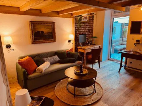 Urban Hideaway Cozy Loft, Green Courtyard and AC