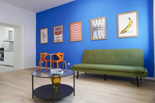 Vibrant Design Apartments - Full Kitchen - Wi-Fi - 18 Mins to City Centre