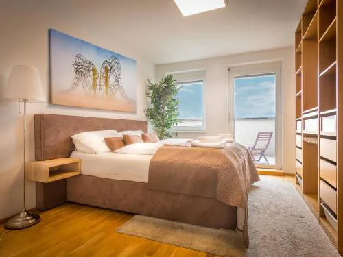 WaltzCo City Apartment near U1 & Center
