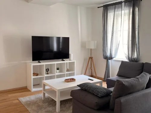 Iconic Central Historic 3BR - Balcony, WIFI & Netflix