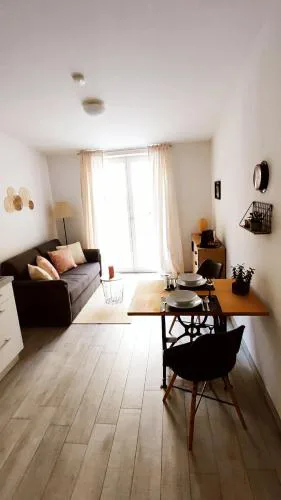 Altstadt-Idylle mit Balkon und Parkplatz