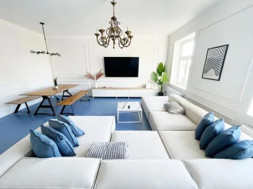 Luxurious 3 bedroom center flat with AC!