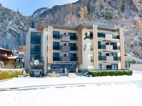 VIER Studios & Restaurant