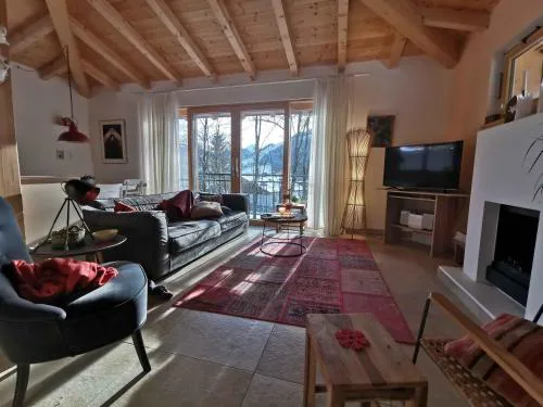 Modernes Chalet mit Terrasse und Parkplatz in den Alpen