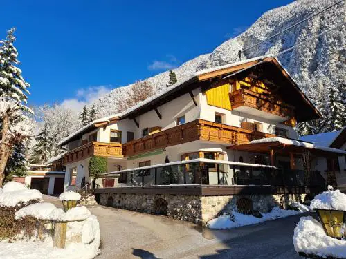 Gästehaus Almrausch, Ferienanlage mit Pool
