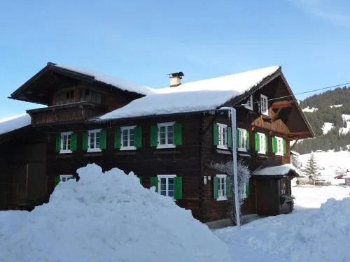 Tirolerhaus Tannheim - zentral und ruhig - gemütliche Dachgeschosswohnung mit separater Küche, Schlafzimmer & Charme - ab 7 Tage buchbar