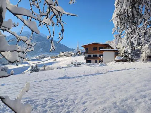 Neuner Charlotte incl Skidepot an der Hochzeigerbahn
