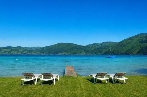 Exklusives Ferienhaus mit privatem Badeplatz am Attersee