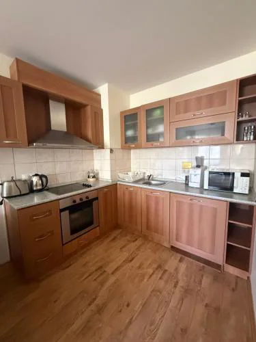 Prime location one bed apartment with hydro bath in Royal Plaza