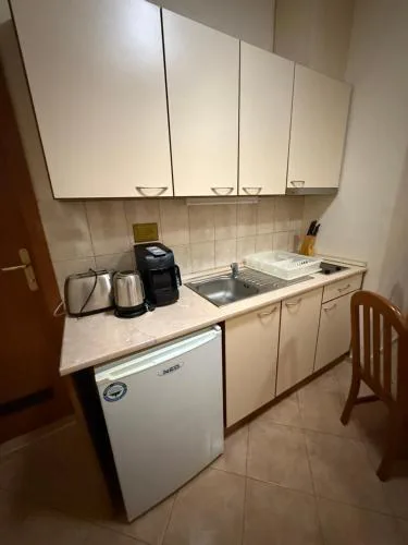 Spacious studio sleeps 4 in Flora main building 706A