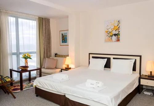 Sunny Studio in Hotel Berlin, Steps from the Beach! by Flat Mаnager