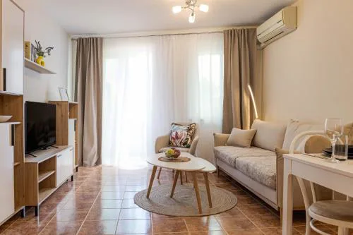 1BR Apartment 8 mins to Beach with Designated Workspace