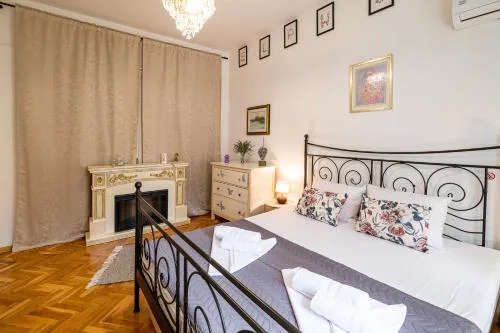 Aristocratic 2bdrm Central Apartment