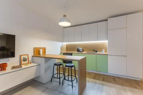 Central 2BR - Workspace with Elevator