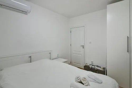 Central 3BR with parking nearby Opera