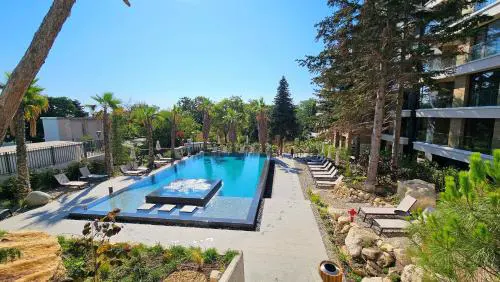 Luxury 2 Room Flat Free Parking, Pool and WiFi