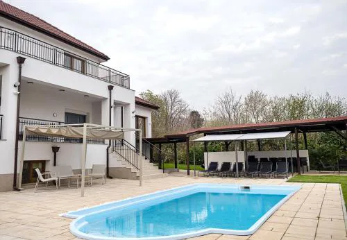 Private Villa with 5BD, Pool & Stunning Sea Views by Flat Mаnаger
