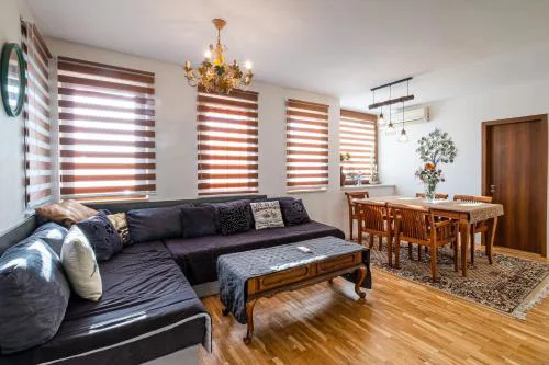 Roman Thermae 2bdrm Sunny Apartment