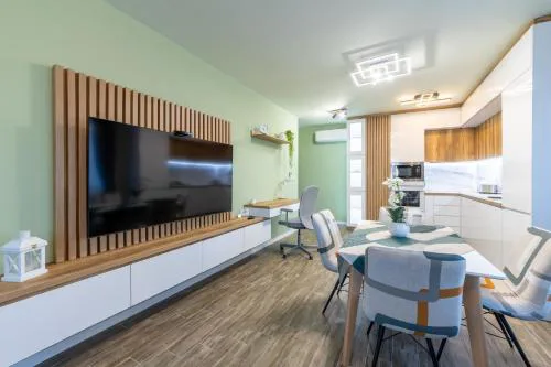 Stylish 1BR Flat Garden Balcony Parking