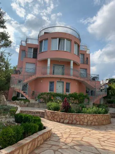 Sunray Guest House, Private Rooms & Apartment with Lovely Sea View
