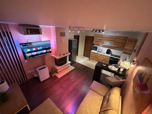 2-bedroom, 2-bathroom with fireplace and garden at Winslow Infinity
