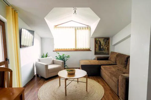 Large 2-bedroom apt near ski road, 5 min to Gondola & Bar Street