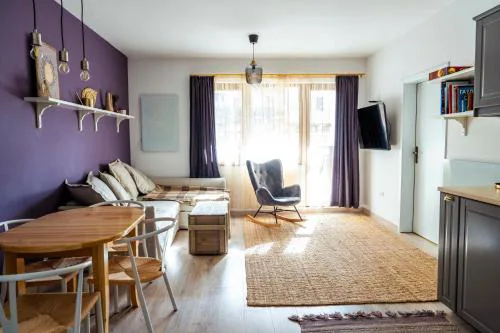 Large Stylish 2-bedroom apt near ski road, 5 min to Gondola & Bar Street