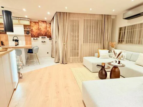 Lux Boutique 2 BDR apartment right next ski gondola lift