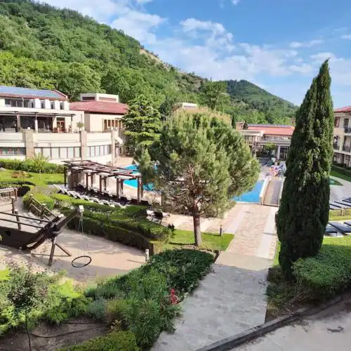 Modern 2BDRM in 5* Resort & pool