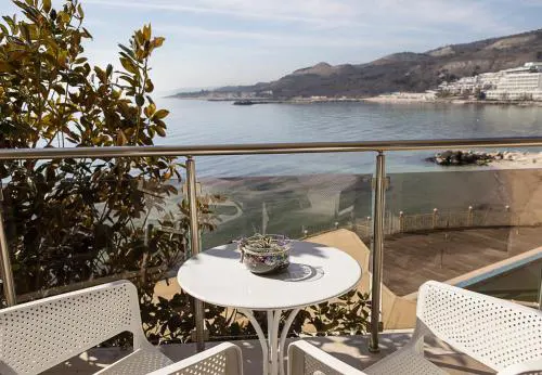 Seaside Bliss- Elegant 1BD with Stunning View by Flat Mаnager