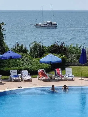 SUN AND FLOWERS APARTMENTS in front of the sea
