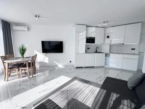 Admiral Plaza Apartment , Large swimming pool , 5 min walking to the beach