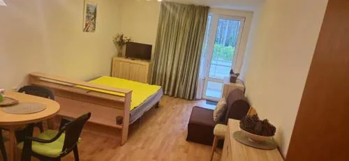 Charming 2-bed Apartment with AC, 5 Mins from Beach