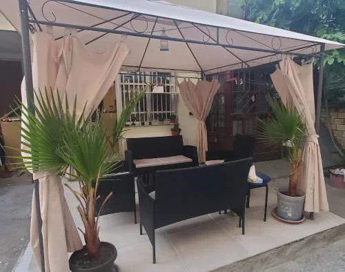 DELUXE TOP CENTER House with garden's tent ,2 bedrooms and living room next to the BEACH and SEA GARDEN- 5 min by walk,with equiped kitchen