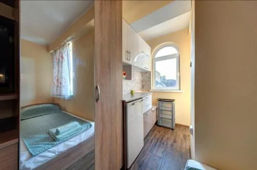 Funny-Gunny Room to The Sea Garden