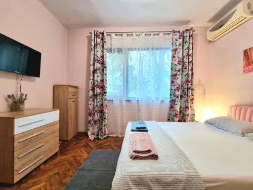 Nicky's Apartment - with Private Parking in Center