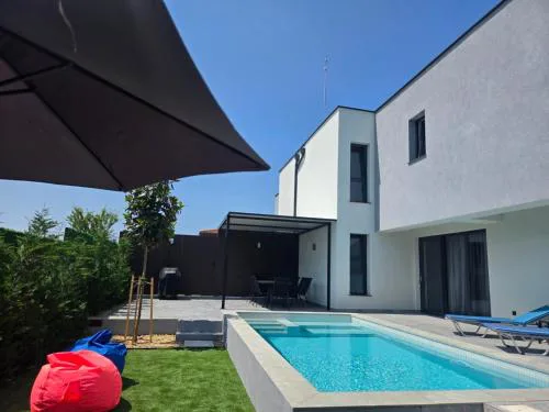 Villa Cadaques, private pool with heating and salt water
