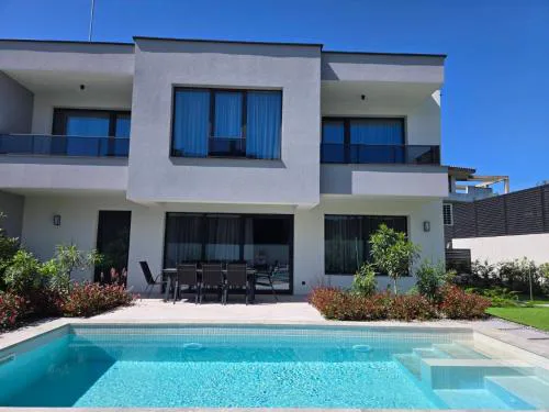 Villa Felicity, private pool with heating and salt water