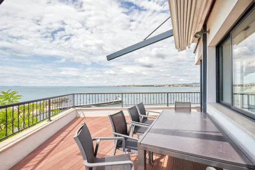 3BD Beach Paradise with a Stunning View with Parking by Flat Mаnаger