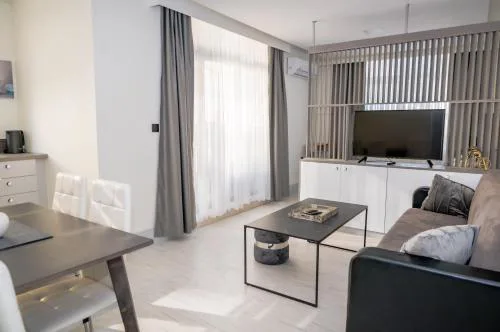 ADIRAMAR Apartments