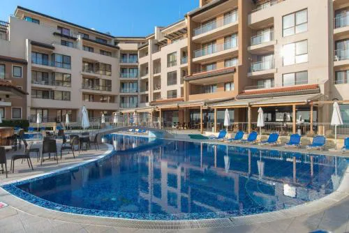 Aparthotel - Apartment with a large terrace and direct access to the sea