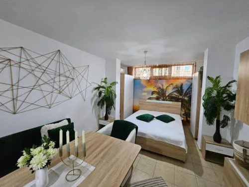 Tropical Chic for Two, Basement Studio Escape by Flat Mаnager