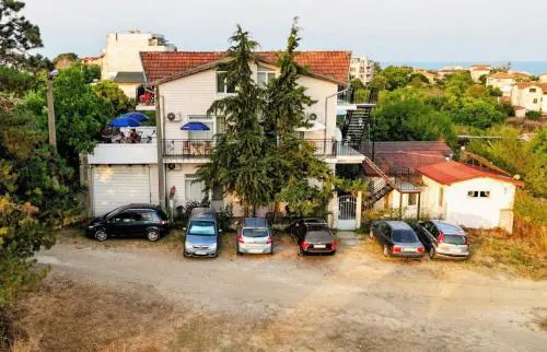 вила Лора