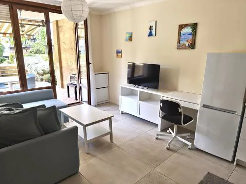 Cozy Ground-Floor Apartment with Terrace