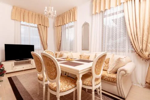 The Golden Nest - 3 Bedroom Family Mountain Apartment