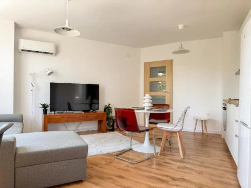 1BR Apartment with a Designated Workspace, Free Street Parking and Free Gym Pass